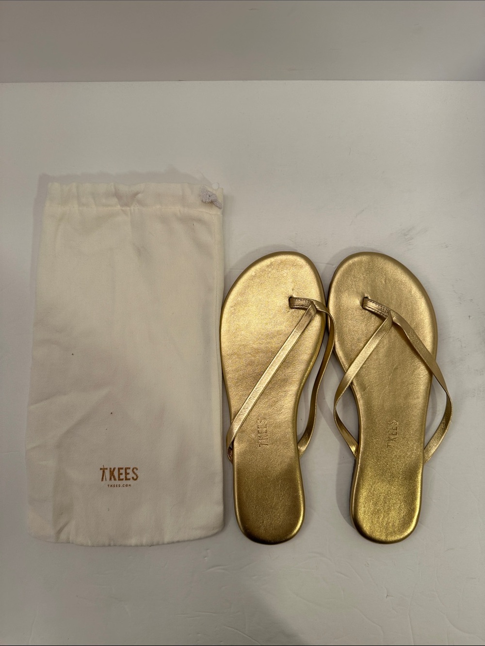 TKEES Metallic Gold Woman’s Flip Flop Sandals Size 7